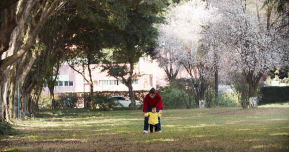 小女孩和妈妈在春天的公园玩耍