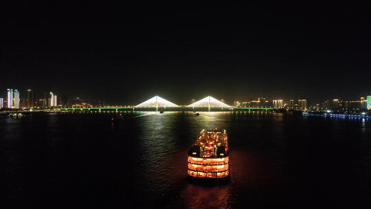 航拍武汉城市交通夜景长江上的游轮知音号