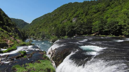 沿着溪水流俯冲航拍瀑布视频素材模板下载