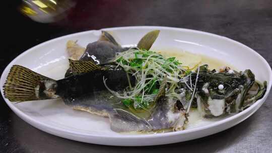 清蒸鱼淋油烹饪过程特写