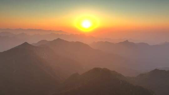 北京镇北楼长城山顶上的壮美日出景观3