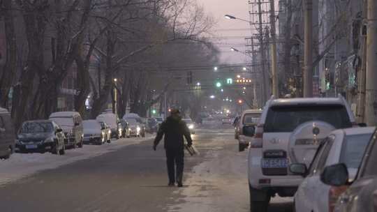 黑龙江牡丹江市冬天傍晚城市道路