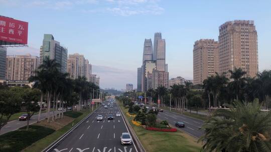 川流不息的城市道路