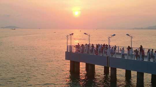 海南三亚三亚湾椰梦长廊海岸线上的游客