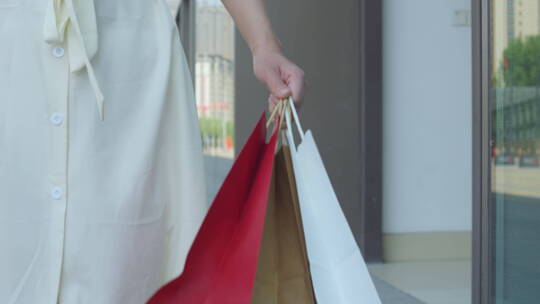 中国女性在商场购物手拎购物袋步行视频素材模板下载