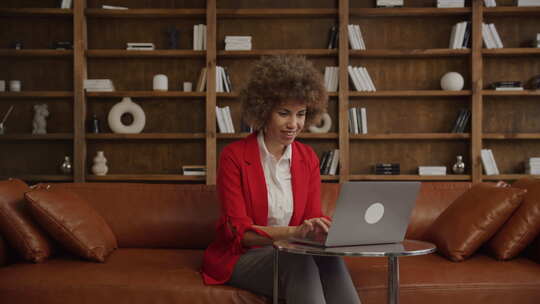 在时尚阁楼的笔记本电脑上工作的职业女性