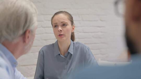 愤怒的年轻女子与同事交谈