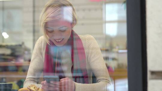女人在咖啡馆玩手机视频素材模板下载