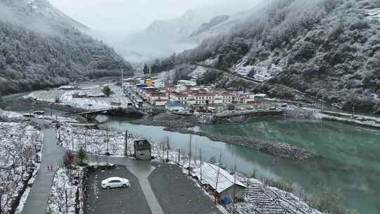 航拍雪景大山峡谷云雾缭绕雪山四姑娘山