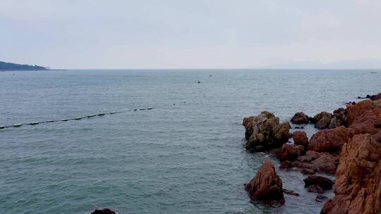 实拍青岛海岸线晚霞海水礁石与游客乘船视频