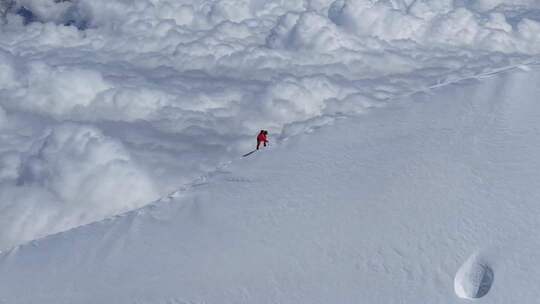 航拍四川第二高峰中山峰雪山云海的攀登者