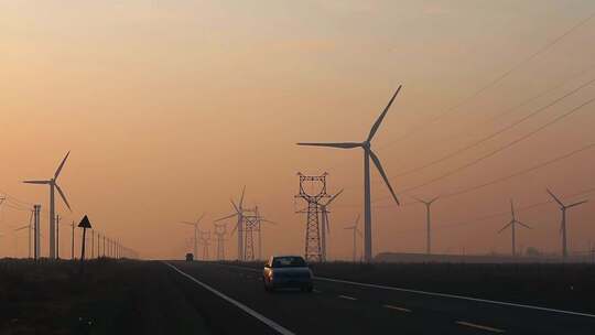 黄昏中的新疆达坂城风力发电场视频素材模板下载