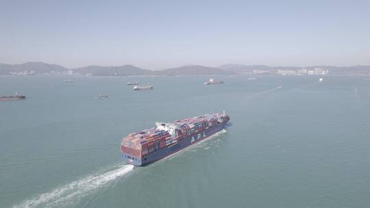 航拍香港辽阔海面货运轮船集装箱