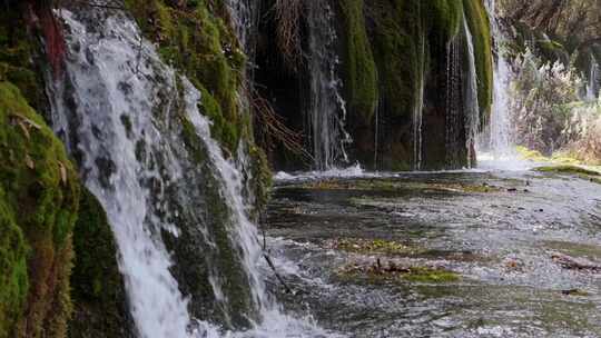 九寨沟箭竹海瀑布水中青苔流水岩石秋天水景