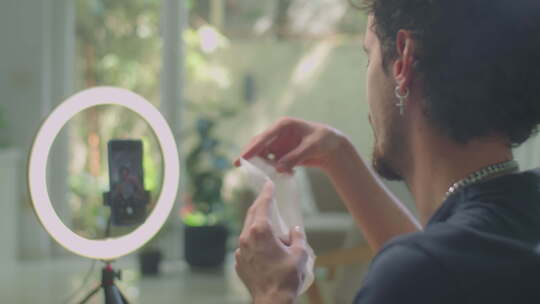 男人为美容Vlog拍摄护肤程序