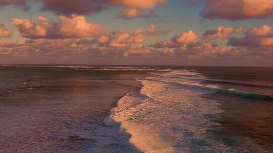 夕阳下的棉花云和波涛汹涌的海浪