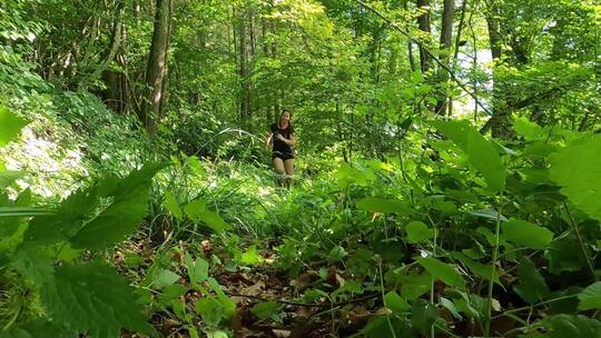 在森林里奔跑的女孩