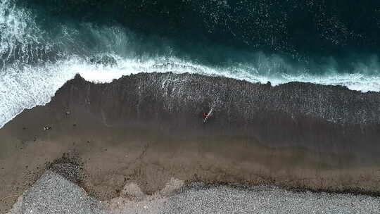 墨西哥米却肯州普拉亚拉蒂克拉，冲浪者带着冲浪板漂浮的俯视图。天线