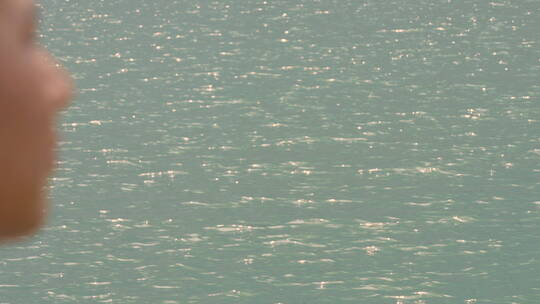 情侣看向波光粼粼的海面 湖面