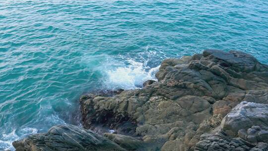 海浪击打岩石升格慢动作视频素材