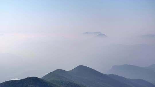 长焦航拍清晨日出群山青山万重山平流雾云海