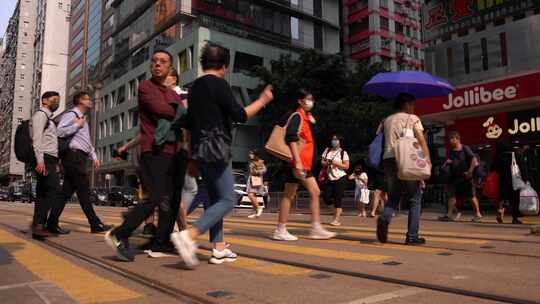 俯拍香港街道红绿灯过马路实拍视频4K