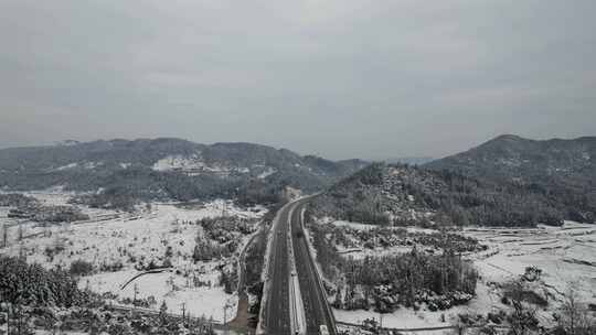 大山中的高速公路雪景航拍