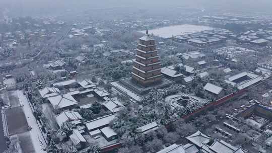 西安大雁塔下雪天