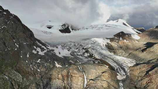 航拍川西沙鲁里山脉加拉本森雪山冰川风光