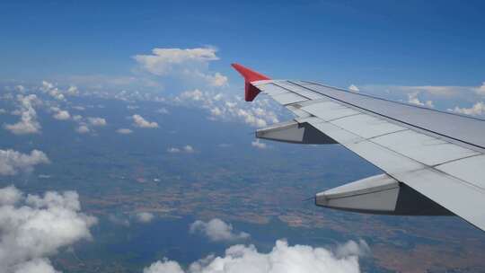 从云层上飞机的飞机、飞机窗外