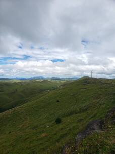 壮观的蓝天白云盆地草原风景