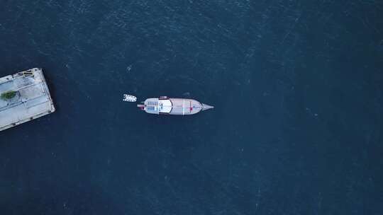 海中小船的鸟瞰图