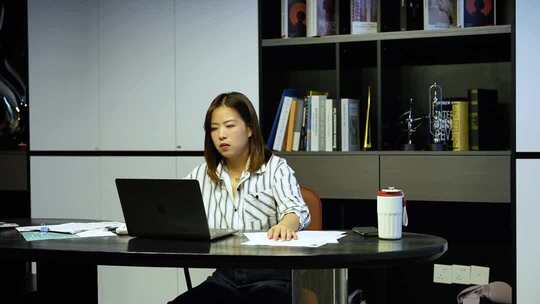 女创业者加班熬夜通宵工作疲惫工作