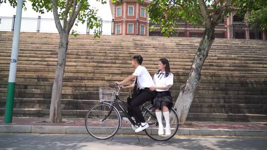 校园学生情侣约会牵手放学骑自行车浪漫爱情