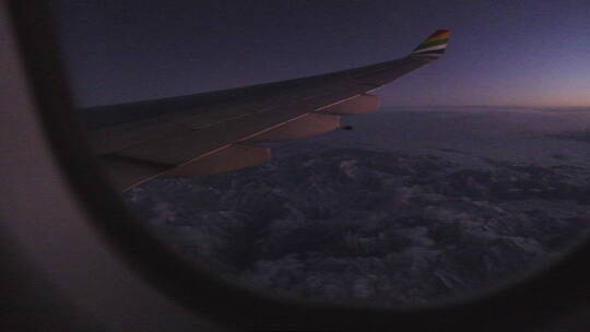 飞机下雪山落日