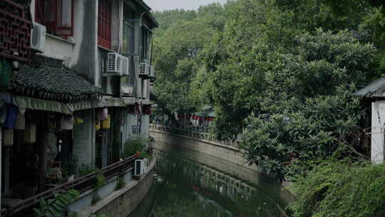 江南水乡特色建筑与水道景观