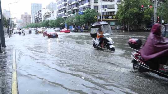 西安突发暴雨路面积水严重视频素材模板下载