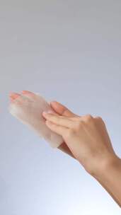 面膜在手中展示 揉搓面膜液体