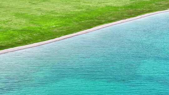 碧蓝的新疆赛里木湖