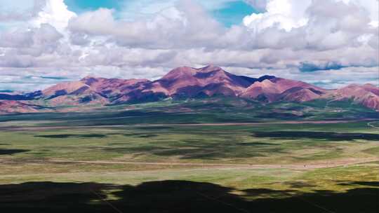 蓝天白云之下的青藏高原山川草原大气航拍