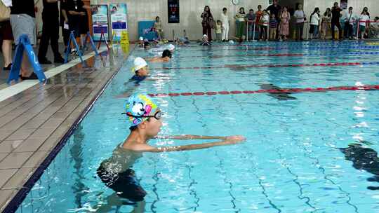 小学男子组自由泳比赛出发特写