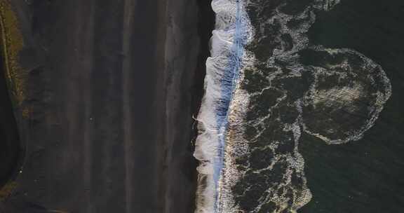 冰岛黑色海滩与大西洋海浪的鸟瞰图