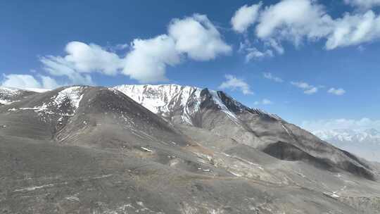 新疆喀什的雪山风光航拍 蓝天白云壮观风景