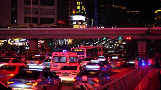 城市道路夜晚车流交通夜景车辆晚上汽车行驶