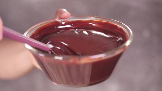 巧克力颗粒加奶油隔水加热融化巧克力酱视频素材模板下载