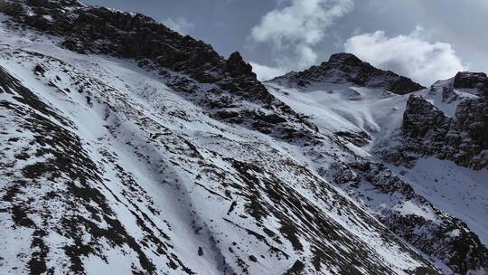 航拍四川岷山山脉雪宝顶山区风光