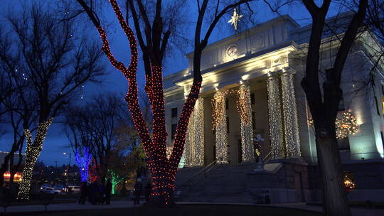 普雷斯科特法院前闪烁的树灯夜景
