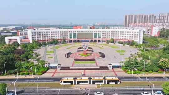 武汉商学院与车都有轨电车同框视频素材模板下载