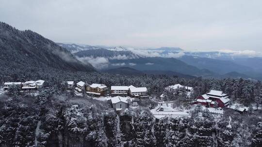 航拍佛教名山四川峨眉山，云海缭绕树林白雪