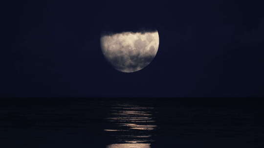海边的满月